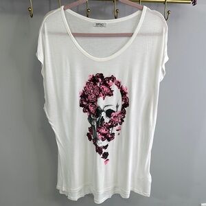 Buffalo- Chic White Skull and Roses T-shirt